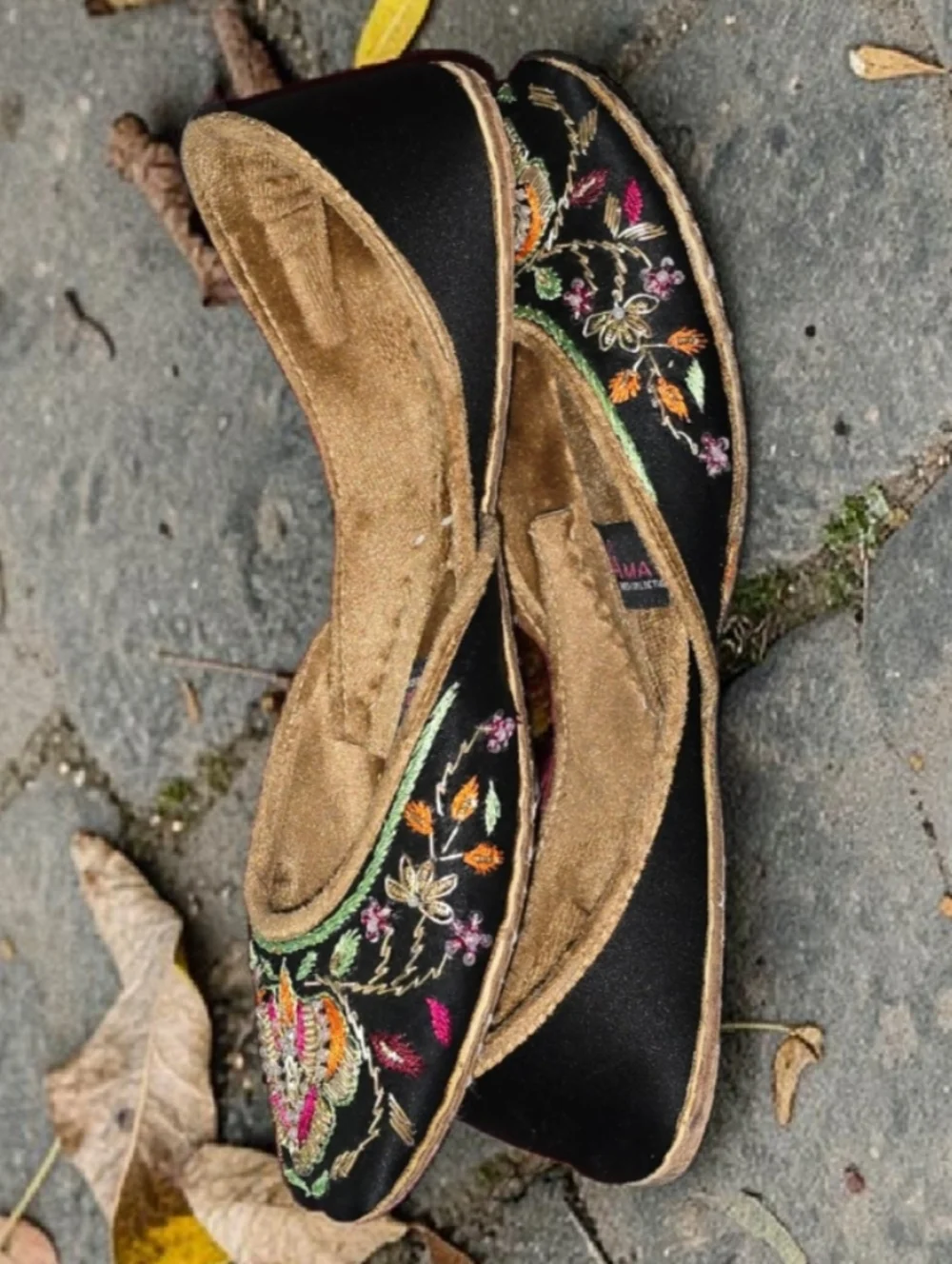 Amal Collection Floral Embroidered Black Khussa Flats - Picture 7 of 10